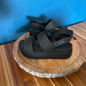 Crocs Women’s Brooklyn Low Wedges, Platform Sandals Black size 7